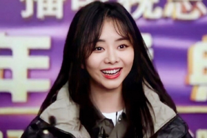 谭松韵轻松扛住央视镜头 皮肤白嫩甜美似少女
