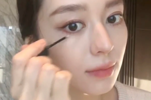 吉娜挺8个月孕肚教化妆 状态超好不见水肿