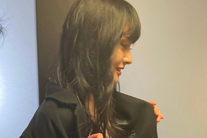 郑爽活动生图曝光又瘦又美 穿V领裙留齐刘海