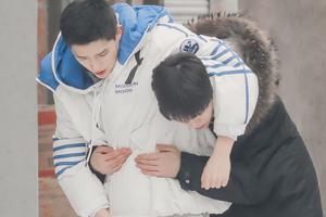 范丞丞王安宇穿私服雪地打闹