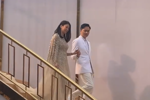 宠成公主！张智霖牵手袁咏仪现身活动