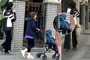 奚梦瑶带儿子散步何广燊身材壮实模样可爱