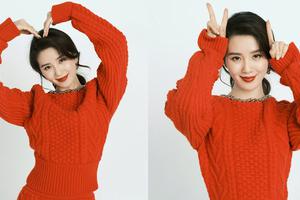 刘诗诗穿红毛衣裙对镜比心甜笑喜迎2021