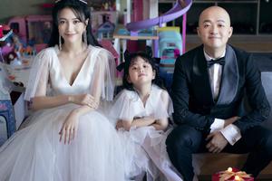 包贝尔晒一家三口合照告别2020对镜露笑