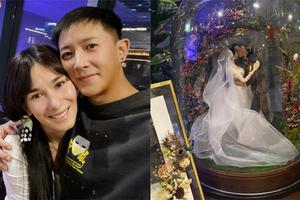 韩庚庆祝与卢靖姗结婚一周年晒甜蜜贴脸合照