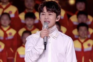 何炅与留守儿童合唱团登台献唱感动落泪