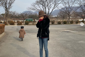 蔡琳离婚后首晒母子合照 配合儿子玩捉迷藏