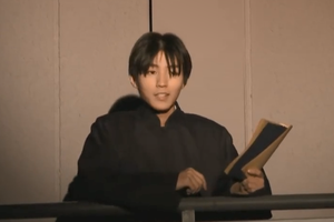 王俊凯毕业大戏长大褂造型有模有样