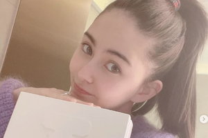 昆凌否认怀三胎后首晒照 扎高马尾冻龄有活力