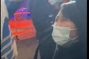 吴磊台上帅气打碟 张子枫后台疯狂为其打call