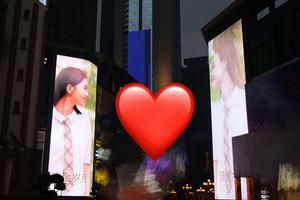 重庆解放碑广场现刘诗诗倪妮深情对视投屏