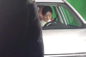 赵丽颖片场开车 发现被拍后手指镜头霸气制止
