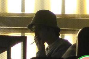 华晨宇带助理深夜泡吧 悠闲吸烟动作娴熟