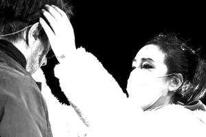 巩俐音乐会与老公高调秀恩爱太温柔