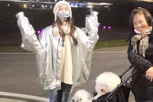 蔡依林冬夜和妈妈遛狗温暖接地气