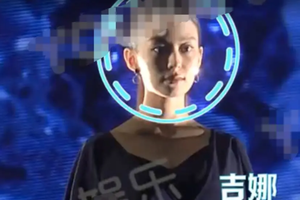 吉娜挺8月孕肚拍广告神色略显疲惫