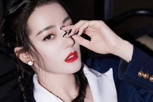 迪丽热巴鱼骨辫搭配蓝白制服裙复古摩登