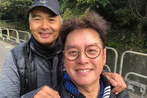 谭咏麟与周润发相约一起爬山
