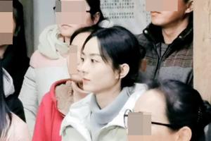 赵丽颖新剧路透 坐人群中开会乖巧安静侧颜秀气