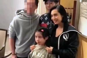 朱茵罕见与丈夫女儿同框 8岁女儿五官精致