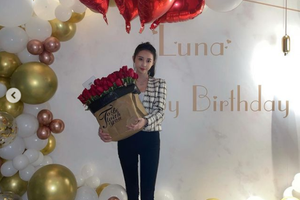 潘玮柏老婆晒老公视角庆生照 手捧玫瑰花秀幸福