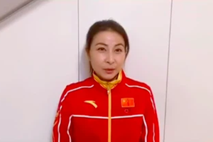 郭晶晶穿跳水队服为河北加油 状态佳气质不输当年
