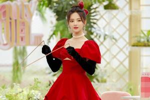 杨超越红色蓬蓬裙造型曝光 可爱俏皮宛如在逃公主