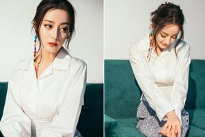 热巴穿白衬衫现身状态好 搭配复古耳饰时尚感十足