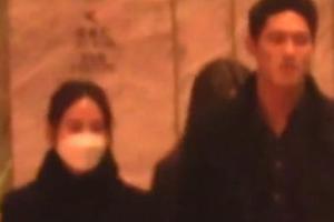 王子文与男性友人现身KTV 期间聚会唱歌热聊不断