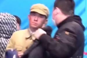 易烊千玺新片路透曝光 穿军装抱暖水袋沉稳范儿