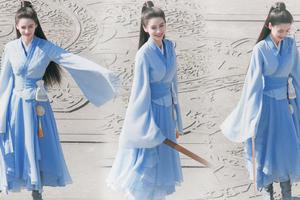 baby新剧路透曝光 蓝裙清丽笑靥如花心情好