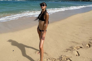 陈冠希老婆秦舒培晒泳装照 大长腿太吸睛