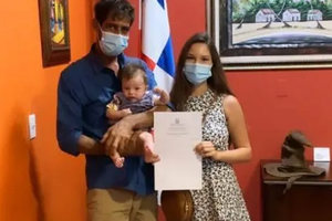 蒋劲夫前女友已结婚生女 晒一家三口同框照