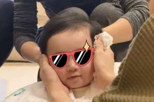 应采儿晒小儿子理发视频 HoHo对镜微笑可爱十足
