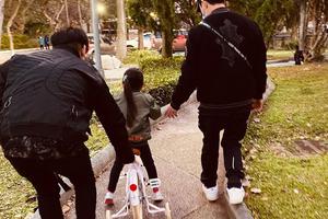 周杰伦晒女儿近照 Hathaway长发及腰学骑自行车