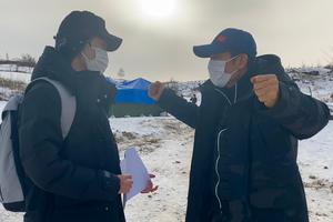 陈婷晒张艺谋和儿子合影 父子俩冰天雪地玩游戏