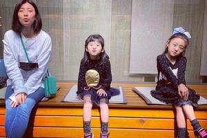 贾静雯女儿咘咘检查出先天弱视 已在进行治疗