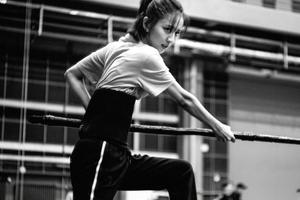 佟丽娅拿近2米长棍练打戏动作流畅