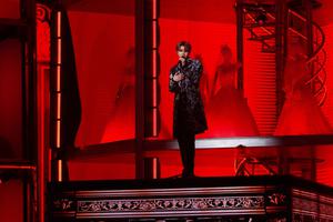 蔡徐坤婚纱舞台再唱《情人》 造型帅气眼神凌厉