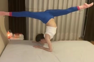 高难度！金晨表演倒立一字马大秀好身材