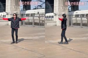 51岁高晓松近照瘦太多炫出一双小鸟腿