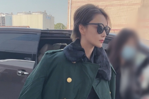 张馨予戴墨镜披军大衣又A又飒
