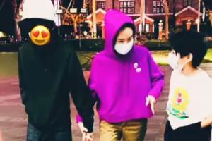 张柏芝携子外出就餐 与大儿子十指相扣