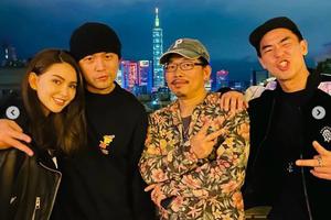 周杰伦携家人参观方文山工作室 搂昆凌秀恩爱周妈妈时尚依旧