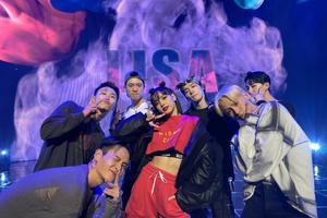 Lisa双丸子头又甜又酷露大长腿身材傲人