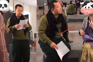 44岁黄海波近照挺肚腩教表演胖了不少
