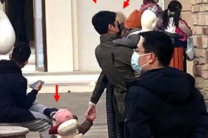 网友称偶遇撒贝宁一家四口逛街 宝宝背影乖巧可爱