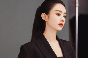 赵丽颖拍大片上演极致诱惑 唇红齿白目光坚定