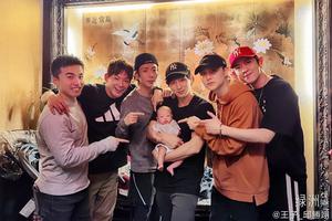 王子晒元宵节棒棒堂合体照 杨奇煜抱儿子出镜