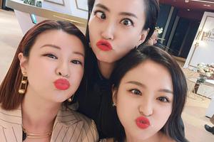 吴宣仪晒与杜华霍汶希合照口红同一色号